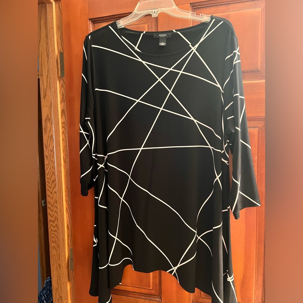 Alfani tunic top in 2X. Brand new without tags.